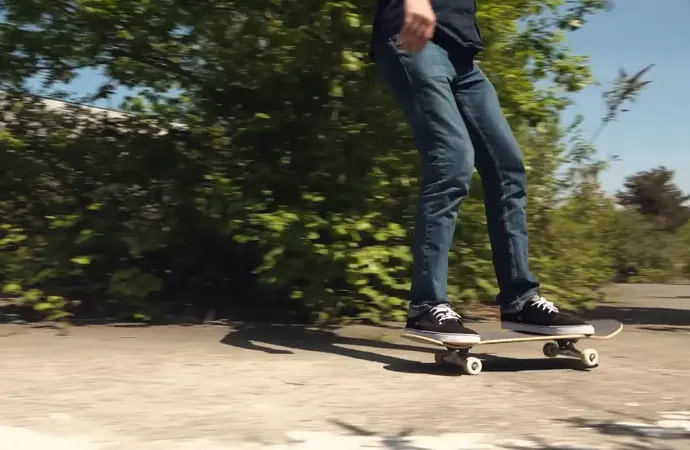 How to Turn Left On a Skateboard?